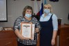 Сегодня в преддверии Нового года были вручены благодарственные письма и памятные подарки жителям п. Михайловский за участие в конкурсе "#НовогодниеОкна-2021"
