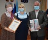 Сегодня в преддверии Нового года были вручены благодарственные письма и памятные подарки жителям п. Михайловский за участие в конкурсе "#НовогодниеОкна-2021"